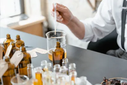 Quels sont les ingrédients qui font tenir les parfums ?